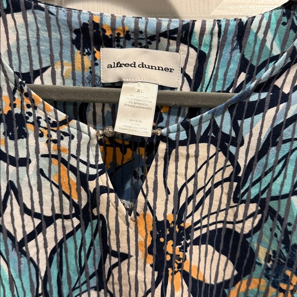 Alfred Dunner Flattering Blue Floral Women's Top - 3/4 sleeves - Picture 2 of 8